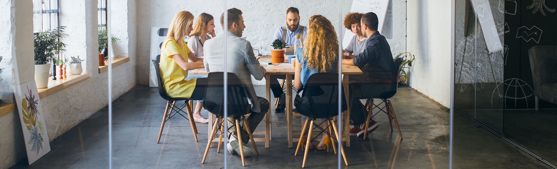 Teambesprechung in modernem Büro.