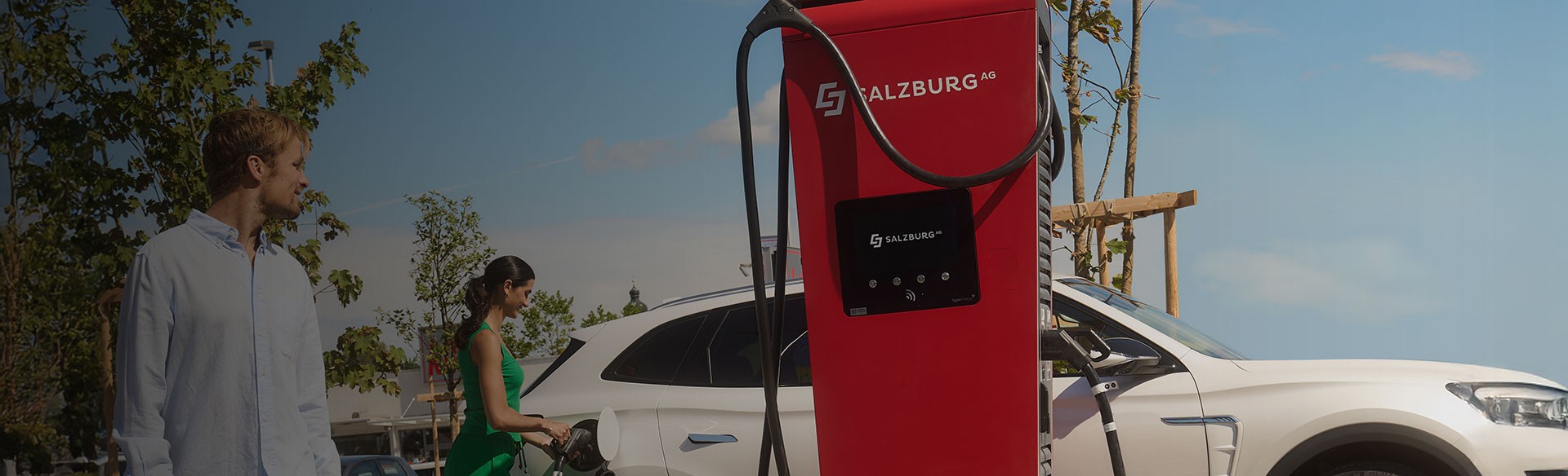 Weißer E-SUV am Salzburg AG-Ladestand.