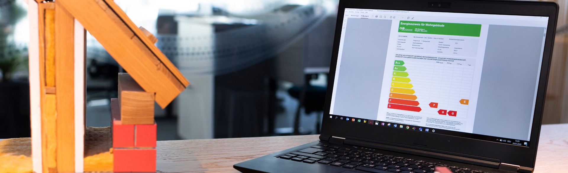 Laptop mit Energieausweis für Wohngebäude