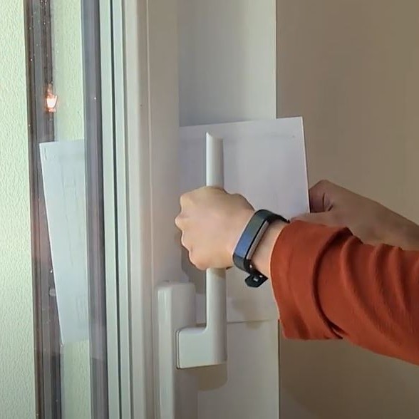 Hand öffnet weißes Fenster.