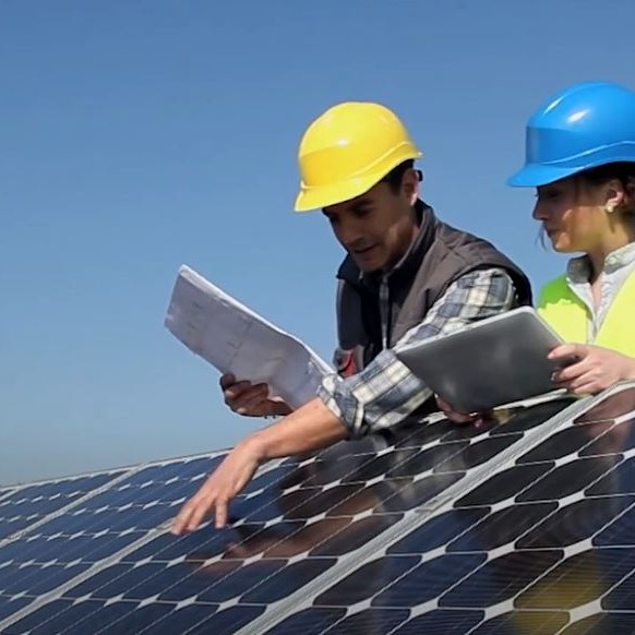 Techniker:innen prüfen Solaranlage.