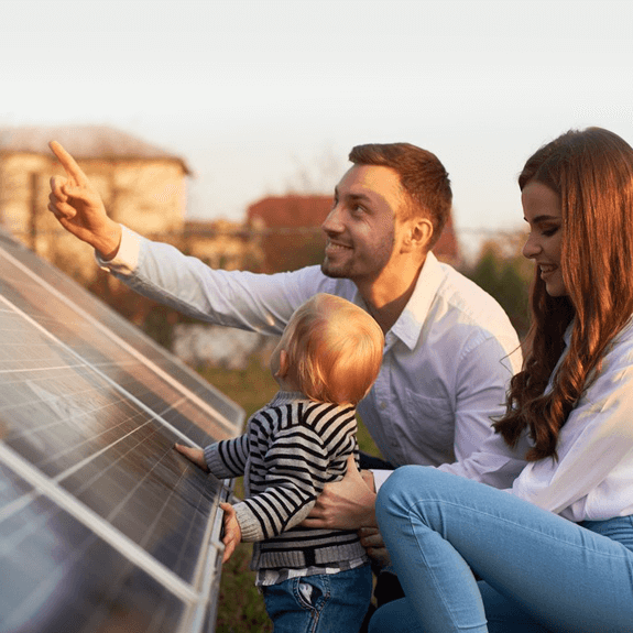 Familie betrachtet Solaranlage