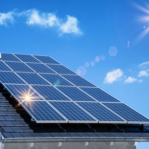 Solarkollektoren auf Hausdach.