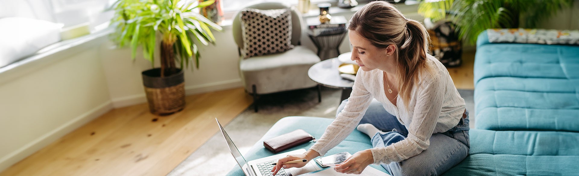 Frau mit Laptop