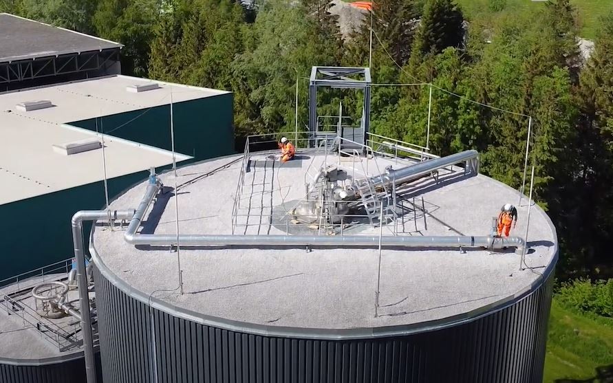 Arbeit an Kläranlage: Techniker überprüfen Anlagentechnik.