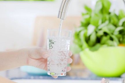 Glas Leitungswasser wird eingefüllt.