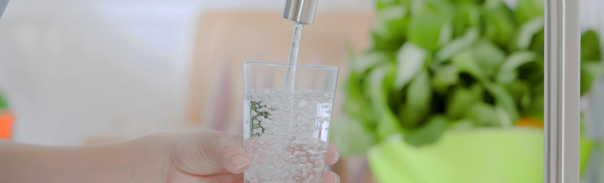 Wasser wird in Glas gefüllt.